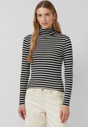 Schwarz-weiß gestreifter Rollkragenpullover mit langen Ärmeln, weichem Stoff, taillierter Passform und modischem Stehkragen. Getragen mit hellen Jeans.