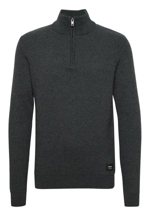 Grå zip-neck sweater lavet af blødt strikmateriale. Har lange ærmer, en høj krave og et lille mærke på kanten.