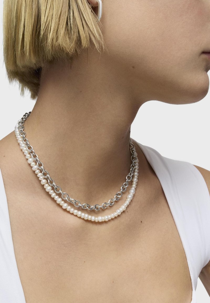 Large Manifesto curb chain Choker in silver