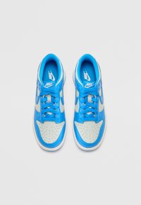 Blaue Ledersneaker mit hellblauen Akzenten. Perforierte Zehenpartie, Schnürdesign, gepolsterter Kragen und Gummisohle. Nike-Logo auf der Zunge.