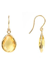 Pendientes en tono dorado con una piedra amarilla facetada en forma de pera, establecida en un engaste dorado texturizado con cierre de gancho.