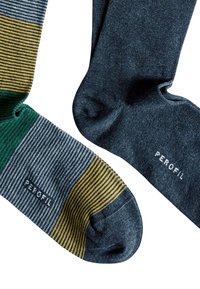 Calzini di cotone a righe con motivi verde, giallo e grigio; calzino abbinato in grigio scuro uniforme. Contrassegnato con il logo "PEROFIL".