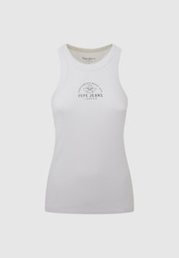 Top de tirantes blanco con textura acanalada y escote redondeado, que presenta un logotipo impreso en el centro. La tela parece suave con un leve estiramiento.