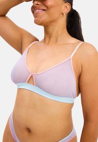 Driekhoek bralette in licht paars met roze en blauwe accenten. Heeft dunne bandjes en een sleutellochtdetail onder de buste. Mesh stof textuur.