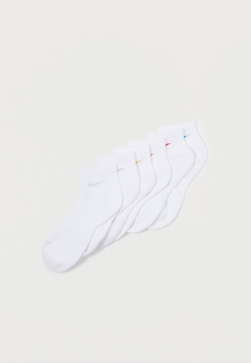 Calcetines blancos hasta el tobillo con un logo gris de Nike y acentos de color rojo, azul y amarillo. Textura suave con puños acanalados. Conjunto de seis.