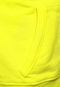 Felpa con cappuccio di colore giallo brillante, in cotone, con tasca frontale e texture liscia, dettagliata con cuciture rinforzate.