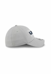 Hellgraue Netz-Baseballmütze mit einem gebogenen Schirm, gestickten Sternen und teilweise in Marineblau gehaltenem "U.S."-Text auf der Vorderseite.