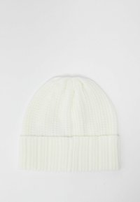 Berretto in maglia bianco con una texture a coste e un bordo ripiegato in basso. Tessuto morbido senza motivi o accenti visibili.