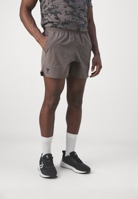 Under Armour PROJECT ROCK CAMP SHORT - Sportovní kraťasy - fresh clay/black