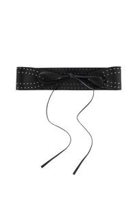 Czarny skórzany pasek z srebrnymi ćwiekami wzdłuż krawędzi, z centralną kokardą i dwoma długimi trokami do zapięcia. Gładka faktura i elegancki design.