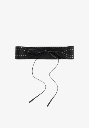 Cintura in pelle nera con borchie in argento lungo i bordi, caratterizzata da un fiocco centrale e due lunghe stringhe per la chiusura. Texture liscia e design elegante.