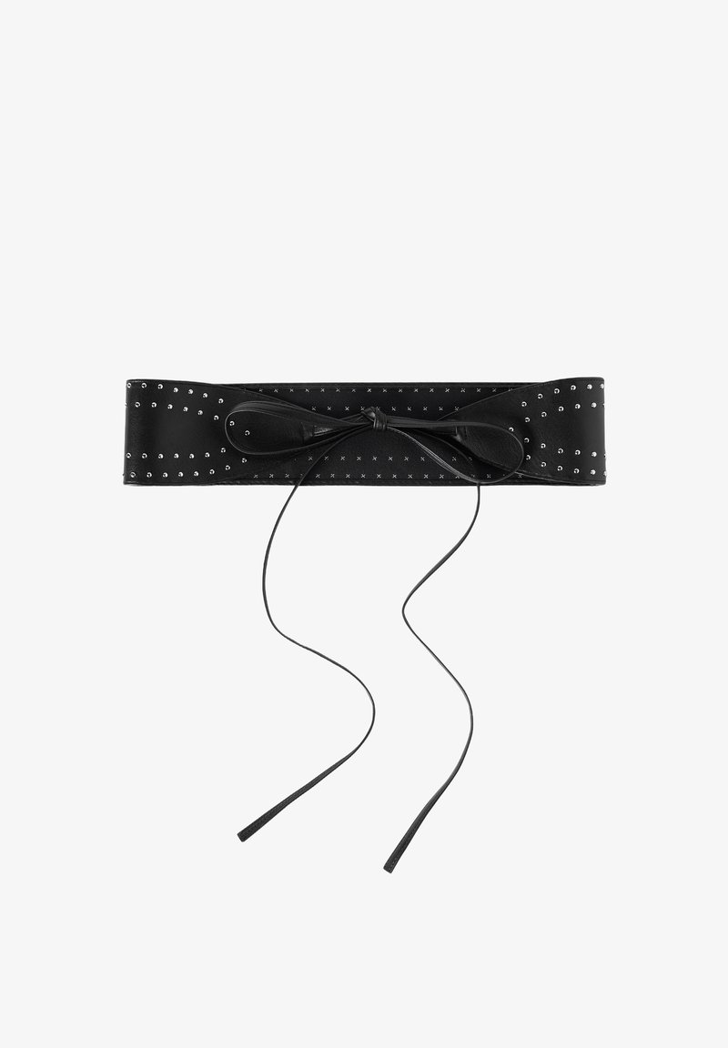 Czarny skórzany pasek z srebrnymi ćwiekami wzdłuż krawędzi, z centralną kokardą i dwoma długimi trokami do zapięcia. Gładka faktura i elegancki design.