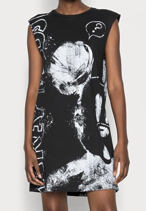 Robe noire sans manches avec graphisme abstrait de visage blanc et bulle de dialogue avec un point d'interrogation imprimée à l'avant.