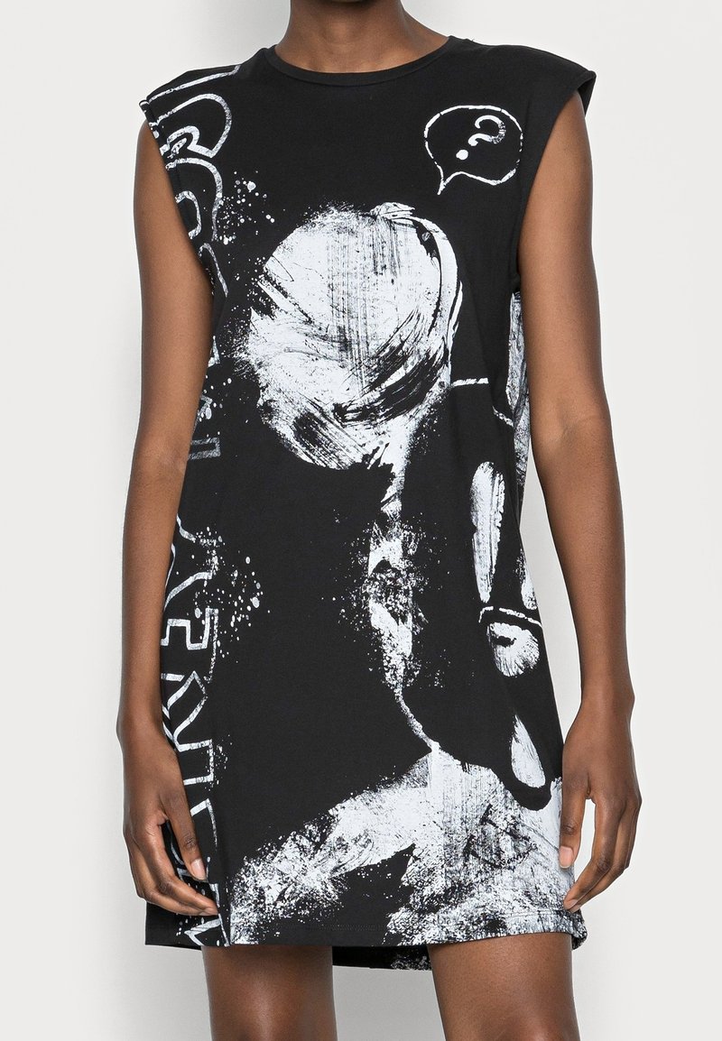 Robe noire sans manches avec graphisme abstrait de visage blanc et bulle de dialogue avec un point d'interrogation imprimée à l'avant.