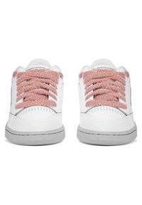 Sneakers albe cu danteluri roz pufoase, partea superioară din piele netedă, cutie perforată pentru degete și talpă din cauciuc gri.