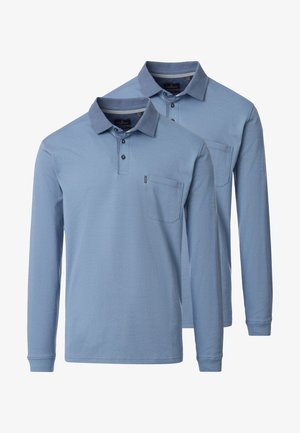 Dwie jasnoniebieskie koszulki polo z długim rękawem, kołnierzykami, listwą z trzema guzikami i kieszenią na piersi na każdej, ułożone warstwowo na białym tle.