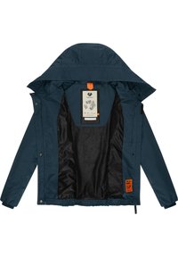 Marinblå vattentät jacka med foder, justerbar huva, framfickor och orange etikettdetaljer. Designen är funktionell med en enkel silhuett.