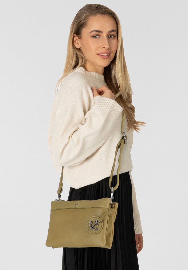 Borsa a tracolla in pelle verde oliva con chiusura a zip, caratterizzata da un logo ancorato circolare in argento, tracolla regolabile e texture liscia.
