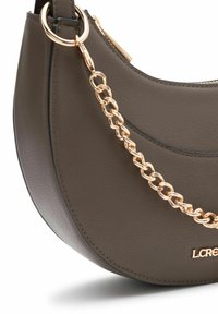 Donkerbruine leren handtas met een halfcirkelvorm, voorzien van een gouden kettingriem en gegraveerde logo-details. Gladde textuur en een strak ontwerp accent.