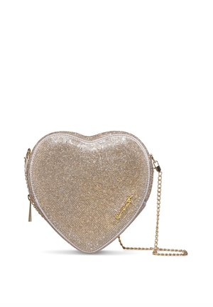 Herzförmige, goldfarbene Abend-Clutch mit Kettenriemen und kleinem goldfarbenem Logo auf der Vorderseite.