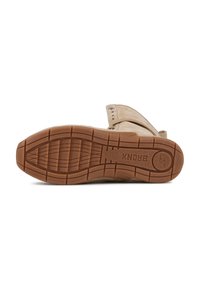 Sandal in suede color sabbia chiaro con suola in gomma. Presenta un motivo testurizzato per una presa migliore e un piccolo logo sulla suola, con un design a fascia singola.