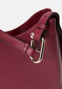 Borsa a mano in pelle bordeaux con finitura testurizzata, caratterizzata da un design elegante e un gancio in metallo dorato per l'attacco della tracolla.