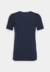 Mörkblå t-shirt med kort ärm och en strukturerad mönster, rund halsringning och en avslappnad passform, med en mjuk tyggdesign.