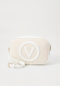 Pequena bolsa tiracolo retangular creme com frente texturizada, grande logótipo "V" em relevo e alça branca ajustável com fivela dourada.