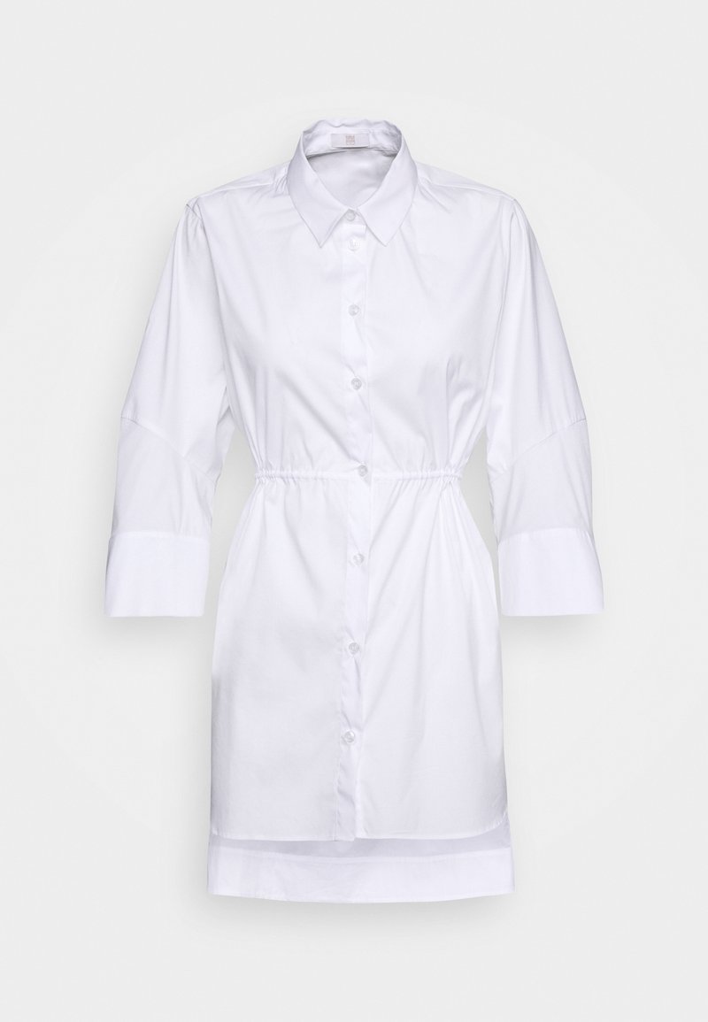 Weißes Hemdkleid mit Kragen, Dreiviertelärmeln, tailliertem Bund und geradem Saum. Hergestellt aus glattem, leichtem Stoff.