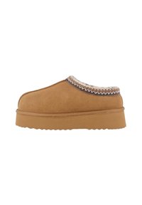 Zapato de ante en color marrón claro, tipo mocasín, con un forro texturizado en color crema y un acento de costura decorativa a lo largo del collar. Suela de goma gruesa con un borde ondulado.