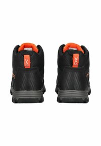 Scarpe da escursionismo nere con mesh testurizzato e accenti in gomma, dotate di un rivestimento arancione e di un pull tab. Suola robusta con motivi di trazione.