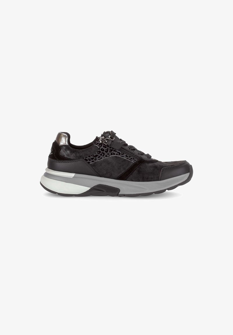 Schwarze Sneaker mit Wildleder- und Mesh-Texturen, runder Zehenpartie, dezenten Akzenten im Leopardenmuster und einer gepolsterten grauen Sohle.