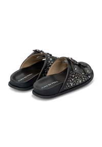 Zwarte slipper-sandalen met een gestructureerd oppervlak, metallic studs en decoratieve accenten. Een gevormde voetbed zorgt voor comfort.