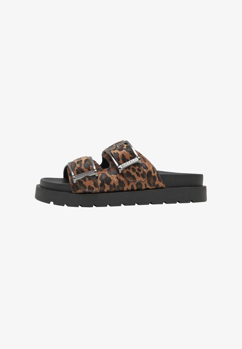 Sandales à enfiler imprimé léopard avec deux boucles réglables, semelle en caoutchouc noire et matériau supérieur texturé. Design décontracté pour un port facile.