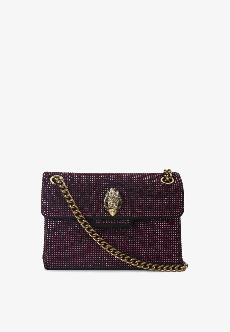 Paarse handtas bedekt met kleine kristallen, met een gouden kettinghandvat en decoratieve sluiting met complexe details. Compact rechthoekige vorm.