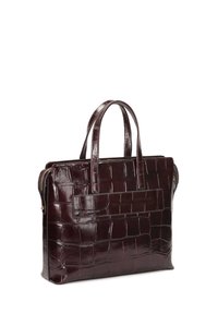 En mörk burgundy toteväska i krokomusterad läder med överhandtag, dragkedja och en framficka, som har en glansig yta.