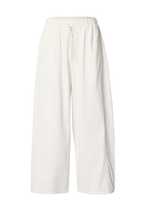 Leveälahkeiset valkoiset puuvillahousut, joissa on joustava vyötärö ja nyöri, sivutaskut ja rento istuvuus.