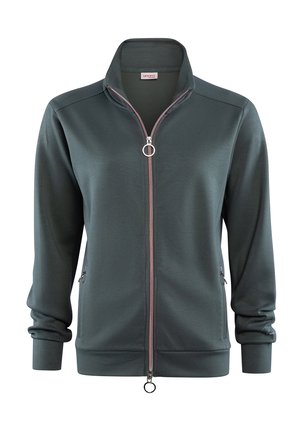 Dunkelgrüne Sportjacke mit Reißverschluss, hohem Kragen, zwei vorderen Reißverschlusstaschen und runden Reißverschlussanhängern sowohl am oberen als auch am unteren Reißverschluss.