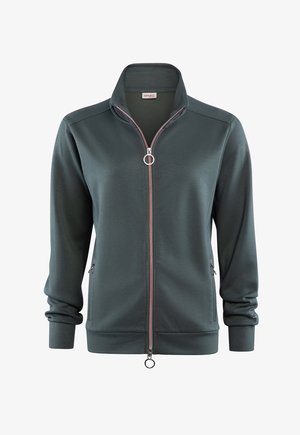 Dunkelgrüne Sportjacke mit Reißverschluss, hohem Kragen, zwei vorderen Reißverschlusstaschen und runden Reißverschlussanhängern sowohl am oberen als auch am unteren Reißverschluss.
