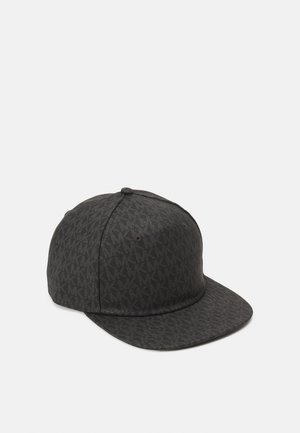 Casquette de baseball noire avec un motif discret "MK" répété et une visière plate, présentée sur fond blanc.