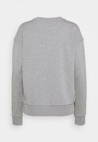 Sudadera gris con cuello redondo, hombros caídos, puños acanalados y dobladillo. Tejido suave con una textura lisa. Vista trasera mostrada.