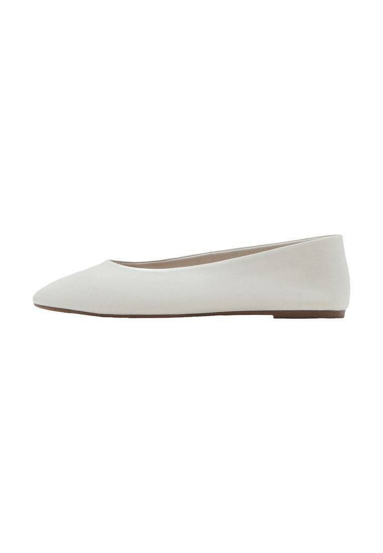 Zapatilla plana blanca con diseño de punta afilada, parte superior de textil suave, tacón bajo y estilo minimalista sin patrones o adornos visibles.