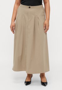 Beige plisovaná midi sukňa s vysokým pásom a gombíkovým zapínaním, vyrobená z ľahkej látky. Hladká textúra a plynulý silueta.