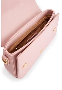 Bolso bandolera de imitación cuero rosa con cierre magnético, herrajes dorados y un bolsillo interior con cremallera. Textura suave y diseño minimalista.