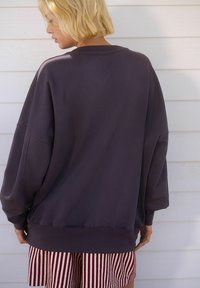 Next LICENSE CHERRY COKE WASHED CREWNECK - Ikdienas džemperis - charcoal grey