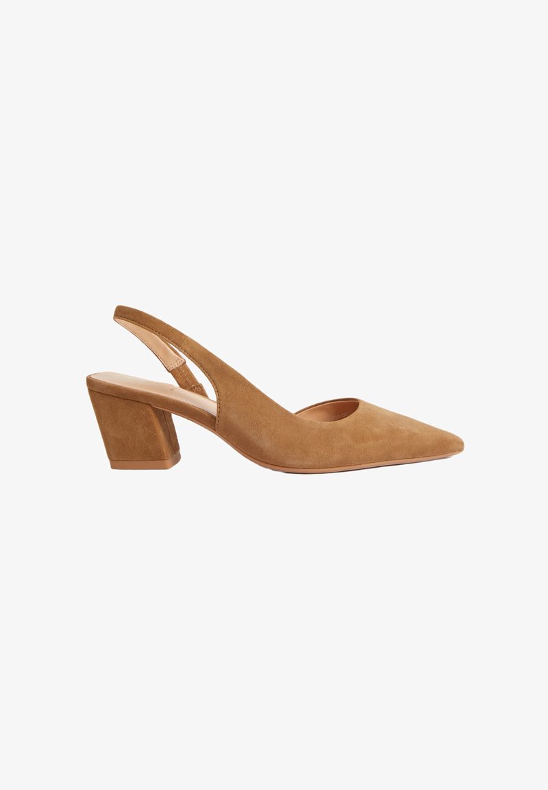 Décolleté in suede beige con punta affilata, lato aperto e tacco spesso. La suola è liscia con una finitura naturale.