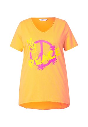 Helles, gelbes V-Ausschnitt-T-Shirt mit lockerer Passform, das ein pinkfarbenes Friedenssymbol und den Schriftzug "PEACE" in lebhaften Farben zeigt, aus weichem Baumwollmaterial gefertigt.