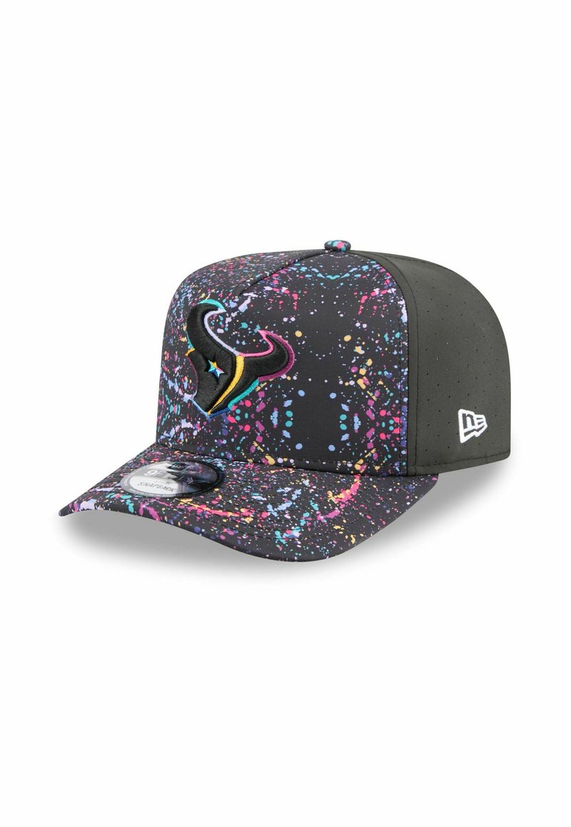 Casquette noire avec un motif éclaboussé coloré, présentant un logo en relief à l'avant, une visière plate et une finition texturée. Marque New Era sur le côté.