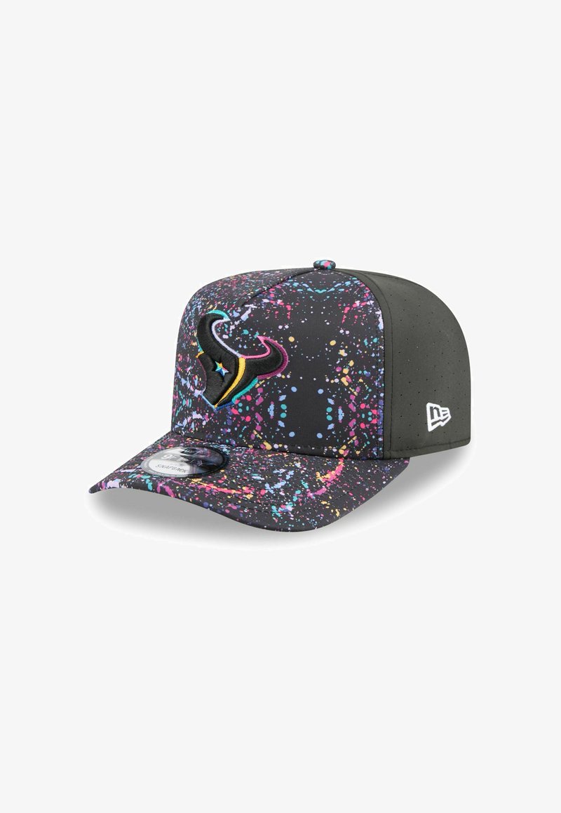 Casquette noire avec un motif éclaboussé coloré, présentant un logo en relief à l'avant, une visière plate et une finition texturée. Marque New Era sur le côté.