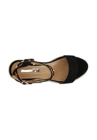 Sandalo con tacco alto in suede nero, caratterizzato da una vasta fascia anteriore, cinturino alla caviglia con dettagli dorati e una soletta beige texturizzata.